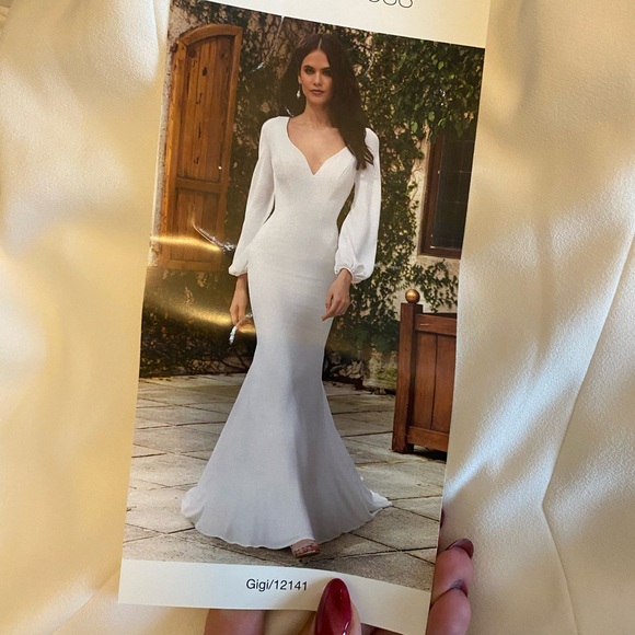 Beautiful Wedding Gown! Never worn. Size 10 altered to size 6. - Picture 10 of 12